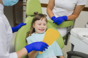 dziecko u dentysty leczenie zębów mlecznych