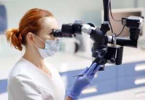 leczenie kanałowe zębów pod mikroskopem w gabinecie stomatologicznym dentysta