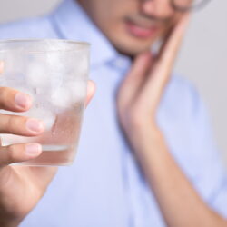 Nadwrażliwość zębów na zimno lub ciepło to problem, który można leczyć u dentysty.