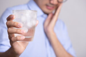 Nadwrażliwość zębów na zimno lub ciepło to problem, który można leczyć u dentysty.