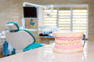 Dlaczego bolą dziąsła? Pytamy dentystę o przyczyny bólu dziąseł