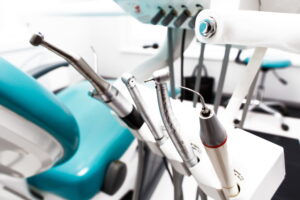 parowa steryzlizacja i oczyszczanie narzędzi stomatologicznych w gabinecie Dentysty